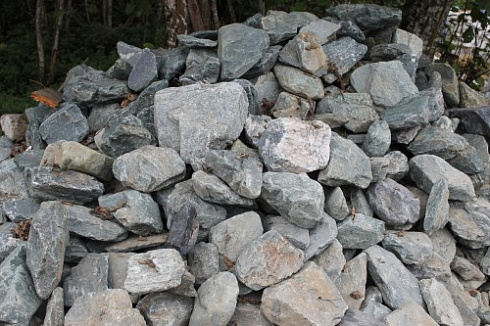 Kamenclub.ru: Гранит скальник (серо-зеленый) фр. 100-500 мм.  купить в Балашихе гранит зеленый, серый, салатовый крупный ландшафтный валун 6 000 руб/т   фото КАМЕНЬ КЛУБ