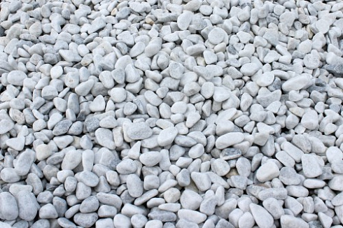 Kamenclub.ru: Мраморная крошка (щебень галтованный белый) фр.10-20 мм.  купить в Балашихе мрамор белый, молочный, айвори окатанный округлый декоративный ландшафтный щебень 17000 руб/т   фото КАМЕНЬ КЛУБ