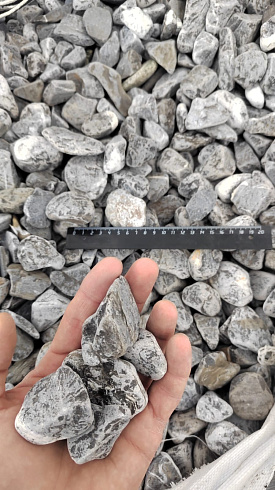 Kamenclub.ru: Щебень галтованный черный (мрамор) фр.40-70 мм.  купить в Балашихе мрамор черный с белыми прожилками, черный, белый щебень галтованный округлый 13500 руб/т   фото КАМЕНЬ КЛУБ