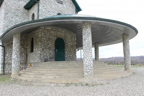 Kamenclub.ru: Галька речная плоская (бело-серая) фр. 100-200-300 мм. купить  в Балашихе галька речная плоская серый, белый, бело-серый, серо-белый речная галька плоская  9000 руб/т   фото КАМЕНЬ КЛУБ