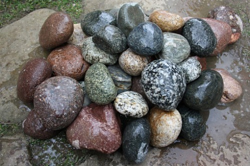 Kamenclub.ru: Галька окат (цветная картошка) фр. 50-100 мм. купить  в Балашихе галька природная окатанная серый белый цветной синий темно-серый коричневый округлый галечник окатанный 6800 руб/т   фото КАМЕНЬ КЛУБ