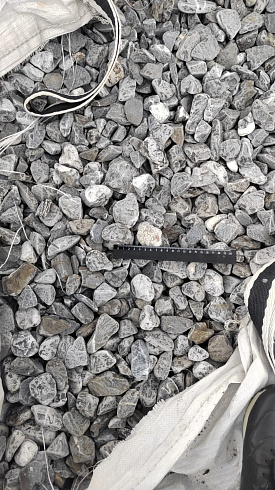 Kamenclub.ru: Щебень галтованный черный (мрамор) фр.40-70 мм.  купить в Балашихе мрамор черный с белыми прожилками, черный, белый щебень галтованный округлый 13500 руб/т   фото КАМЕНЬ КЛУБ