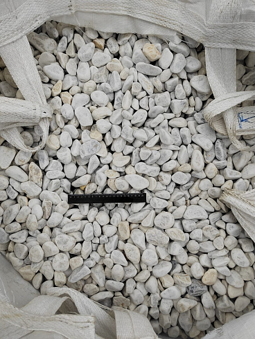 Kamenclub.ru: Мраморная крошка (щебень галтованный белый) фр.40-70 мм.  купить в Балашихе мрамор белый молочный айвори окатанный округлый природный камень 17000 руб/т   фото КАМЕНЬ КЛУБ