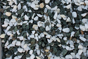 Kamenclub.ru: Мраморная крошка (щебень крошка микс: белый-зеленый) фр. 10-20 мм.  купить в Балашихе мрамор белый, зеленый каменная ландшафтная декоративная крошка щебня 9500 руб/т   фото КАМЕНЬ КЛУБ