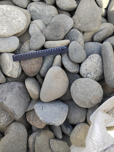 Kamenclub.ru: Галька речная плоская (серо-белая) фр. 70-120 мм. купить  в Балашихе галька галечник речной серый, белый окатанная плоская  природная галька 9000 руб/т   фото КАМЕНЬ КЛУБ