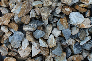 Kamenclub.ru: Мраморная крошка (щебень крошка медовый) фр. 20-40 мм.  купить в Балашихе мрамор бежевый рыжий желтый ландшафтная мраморная крошка 12000 руб/т   фото КАМЕНЬ КЛУБ