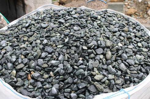 Kamenclub.ru: Щебень галтованный зеленый (змеевик) фр. 20-40 мм.  купить в Балашихе мрамор зеленый, салатовый оголтованный щебень мраморный 12500 руб/т   фото КАМЕНЬ КЛУБ