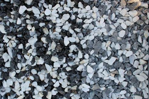 Kamenclub.ru: Мраморная крошка (щебень крошка микс : черный-белый) фр. 10-20 мм.  купить в Балашихе мрамор белый, черный каменная декоративная крошка ландшафтная 12000 руб/т   фото КАМЕНЬ КЛУБ