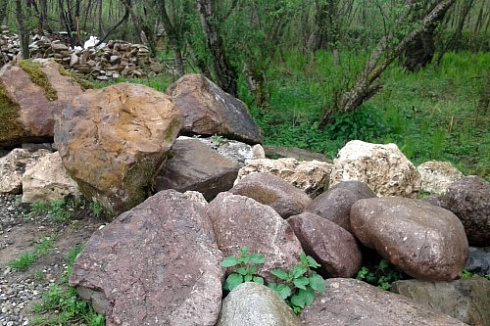 Kamenclub.ru: Конгломераты фр. 300-1000 мм.  купить в Балашихе кварц мрамор диабаз коричневый, серый зеленоватый речной валун крупный 6500 руб/т   фото КАМЕНЬ КЛУБ