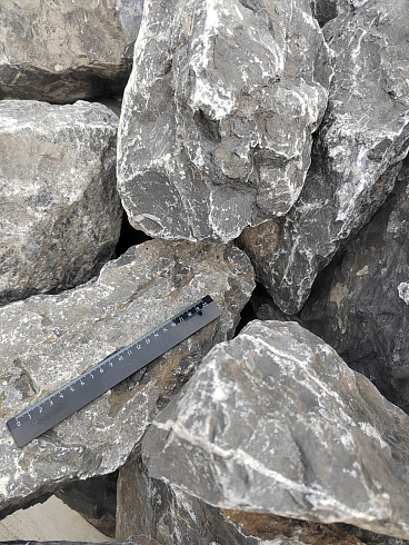 Kamenclub.ru: Черный мрамор скальник фр. 100-500 мм.  купить в Балашихе мрамор черный белый серый крупный колотый валун ландшафтный 8500 руб/т   фото КАМЕНЬ КЛУБ