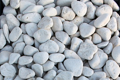 Kamenclub.ru: Щебень галтованный белый (мрамор) фр.5-10 мм.  купить в Балашихе мрамор белый, айвори, молочный каменная мраморная декоративная ландшафтная крошка 17000 руб/т   фото КАМЕНЬ КЛУБ