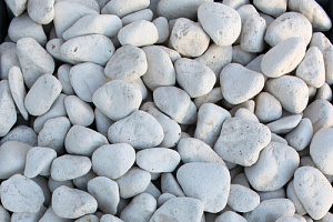 Kamenclub.ru: Щебень галтованный белый (мрамор) фр.5-10 мм.  купить в Балашихе мрамор белый, айвори, молочный каменная мраморная декоративная ландшафтная крошка 17000 руб/т   фото КАМЕНЬ КЛУБ