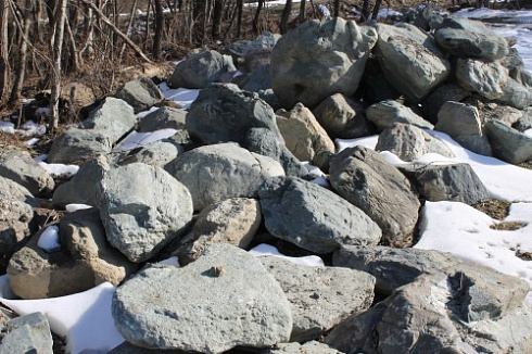 Kamenclub.ru: Гранит скальник (серо-зеленый) фр. 500-1500 мм.  купить в Балашихе гранит мрамор  серый зеленый темно-серый глыба скальная колотая ландшафтная 7 500 руб/т   фото КАМЕНЬ КЛУБ