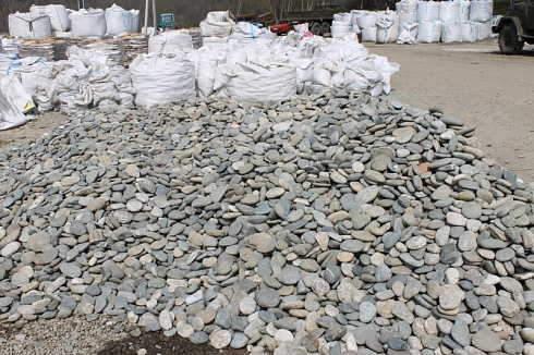 Kamenclub.ru: Галька речная плоская (серо-белая) фр. 70-120 мм. купить  в Балашихе галька галечник речной серый, белый окатанная плоская  природная галька 9000 руб/т   фото КАМЕНЬ КЛУБ