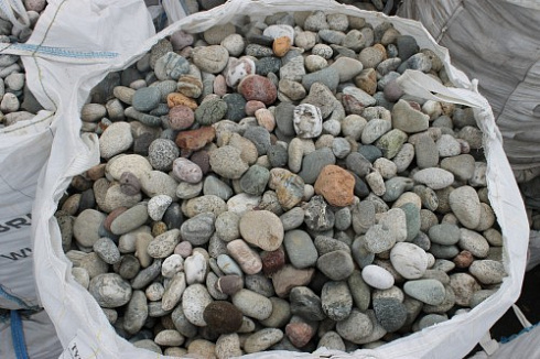 Kamenclub.ru: Галька окат (цветная картошка) фр. 50-100 мм. купить  в Балашихе галька природная окатанная серый белый цветной синий темно-серый коричневый округлый галечник окатанный 6800 руб/т   фото КАМЕНЬ КЛУБ