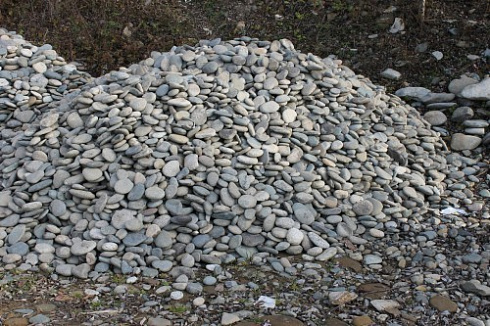 Kamenclub.ru: Галька речная плоская (ассорти) фр. 70-150 мм. купить  в Балашихе галька галечник серый белый темно-серый синий светло-серый плоская природная галька  9000 руб/т   фото КАМЕНЬ КЛУБ