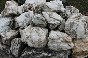 Kamenclub.ru: Мраморизированный известняк фр. 100-500 мм.  купить в Балашихе известняк серый белый темно-серый сероватый валун природного образования окатанный 10500 руб/т   фото КАМЕНЬ КЛУБ