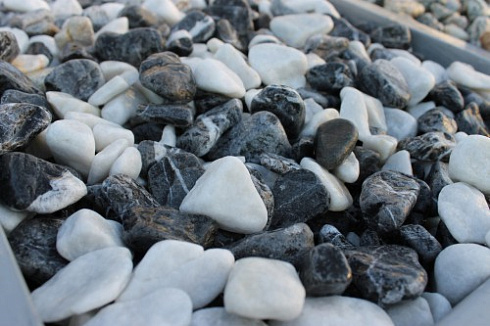 Kamenclub.ru: Мраморная крошка (щебень галтованный микс:: белый-черный) фр.20-40 мм  купить в Балашихе мрамор белый, черный мраморный галтованный щебень 15500 руб/т   фото КАМЕНЬ КЛУБ