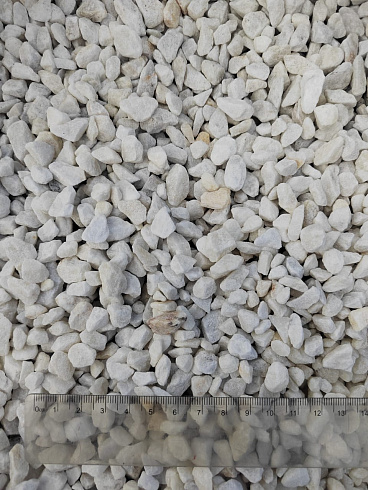 Kamenclub.ru: Мраморная крошка, щебень, цвет-белый, фр. 5-10 мм.  купить в Балашихе мрамор белый, айвори, молочный мраморная каменная крошка ландшафтная 12000 руб/т   фото КАМЕНЬ КЛУБ