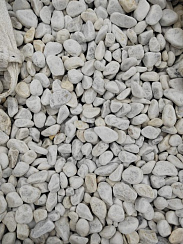 Kamenclub.ru: Мраморная крошка (щебень галтованный белый) фр.40-70 мм.  купить в Балашихе мрамор белый молочный айвори окатанный округлый природный камень 17000 руб/т   фото КАМЕНЬ КЛУБ