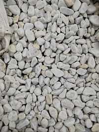 Kamenclub.ru: Мраморная крошка (щебень галтованный белый) фр.40-70 мм.  купить в Балашихе мрамор белый молочный айвори окатанный округлый природный камень 17000 руб/т   фото КАМЕНЬ КЛУБ