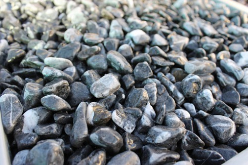 Kamenclub.ru: Щебень галтованный черный (мрамор) фр.10-20 мм.  купить в Балашихе мрамор черный с белыми прожилками, черный, белый окатанный округлый ландшафтный декоративный щебень 15000 руб/т   фото КАМЕНЬ КЛУБ