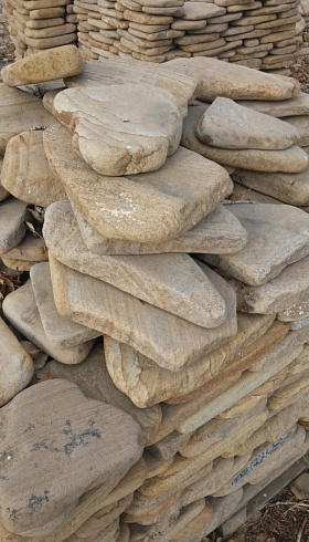 Kamenclub.ru: Песчаник пластушка галтованный желтый с рисунком (3 см)  купить в Балашихе плитняк - пластушка желтый песчаник 21000 руб/м3   фото КАМЕНЬ КЛУБ