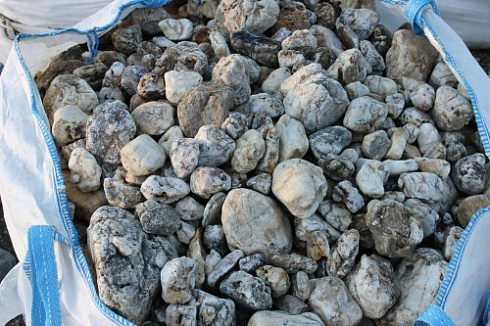 Kamenclub.ru: Кварцевый валунчик фр.100-300 мм.  купить в Балашихе кварц белый, бежевый молочный рыжий крупный природный камень галечник 7850 руб/т   фото КАМЕНЬ КЛУБ