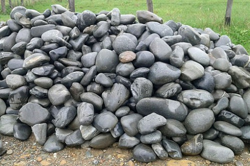 Kamenclub.ru: Темно-серый валунчик фр.100-300 мм.  купить в Балашихе крупный природный камень серый, темно-серый, светло-серый речная галька большого размера окатанная 4500 руб/т   фото КАМЕНЬ КЛУБ