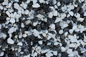 Kamenclub.ru: Мраморная крошка (щебень крошка микс : черный-белый) фр. 10-20 мм.  купить в Балашихе мрамор белый, черный каменная декоративная крошка ландшафтная 12000 руб/т   фото КАМЕНЬ КЛУБ