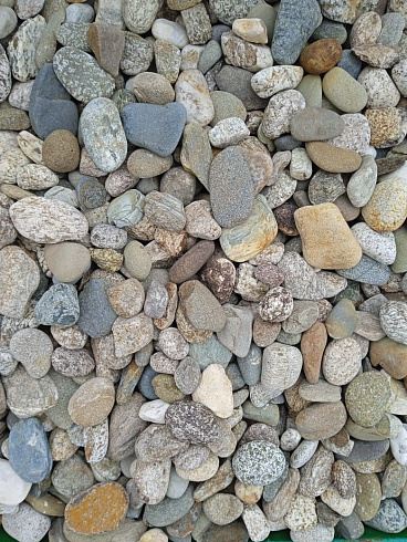Kamenclub.ru: Галька горная речная окат (цветная) фр. 20-40 мм. купить  в Балашихе галька речная серый синий бежевый белый окатанная речная галька ландшафтная 6800 руб/т   фото КАМЕНЬ КЛУБ
