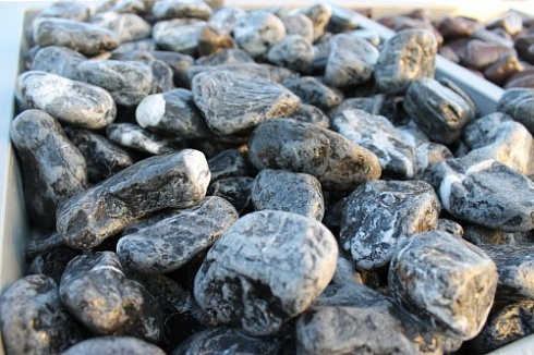 Kamenclub.ru: Щебень галтованный черный (мрамор) фр. 50-100 мм.  купить в Балашихе мрамор черный с белыми прожилками щебень ландшафтный мраморный 15000 руб/т   фото КАМЕНЬ КЛУБ