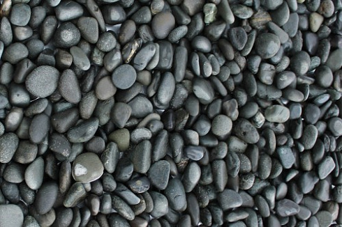 Kamenclub.ru: Галька речная окат (темно-серая) фр. 70-150 мм. купить  в Балашихе галька речная темно-серая, синяя, серая речная галька округлая  8000 руб/т   фото КАМЕНЬ КЛУБ