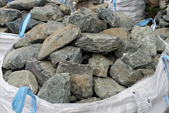 Kamenclub.ru: Гранит скальник (серо-зеленый) фр. 100-500 мм.  купить в Балашихе гранит зеленый, серый, салатовый крупный ландшафтный валун 6 000 руб/т   фото КАМЕНЬ КЛУБ