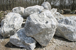 Kamenclub.ru: Мраморизированный известняк фр.500-1500 мм.  купить в Балашихе    10000 руб/т   фото КАМЕНЬ КЛУБ