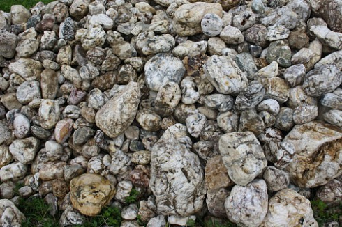 Kamenclub.ru: Кварцевый валунчик фр.100-300 мм.  купить в Балашихе кварц белый, бежевый молочный рыжий крупный природный камень галечник 7850 руб/т   фото КАМЕНЬ КЛУБ