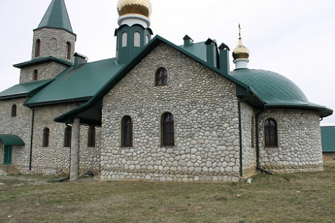 Kamenclub.ru: Галька речная плоская (бело-серая) фр. 100-200-300 мм. купить  в Балашихе галька речная плоская серый, белый, бело-серый, серо-белый речная галька плоская  9000 руб/т   фото КАМЕНЬ КЛУБ