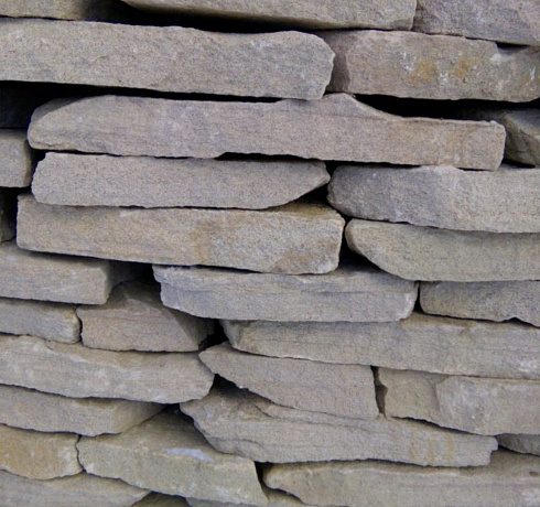 Kamenclub.ru: Песчаник пластушка светло-серый (4,0 - 6,0 см)  купить в Балашихе плитняк - пластушка светло-серый песчаник 12600 руб/м3   фото КАМЕНЬ КЛУБ