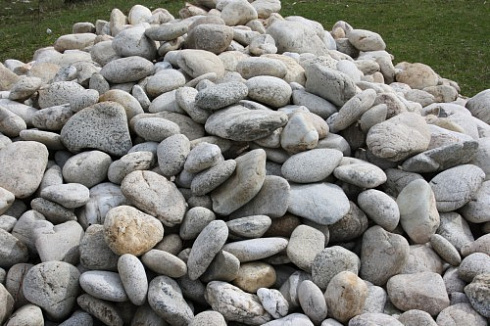 Kamenclub.ru: Бело-серый валунчик фр.100-300 мм.  купить в Балашихе крупный камень для ландшафта серый, белый бело-серый валун крупная галька 4500 руб/т   фото КАМЕНЬ КЛУБ