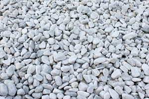 Kamenclub.ru: Мраморная крошка (щебень галтованный белый) фр.10-20 мм.  купить в Балашихе мрамор белый, молочный, айвори окатанный округлый декоративный ландшафтный щебень 17000 руб/т   фото КАМЕНЬ КЛУБ