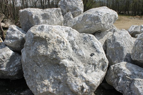 Kamenclub.ru: Мраморизированный известняк фр.500-1500 мм.  купить в Балашихе    10000 руб/т   фото КАМЕНЬ КЛУБ