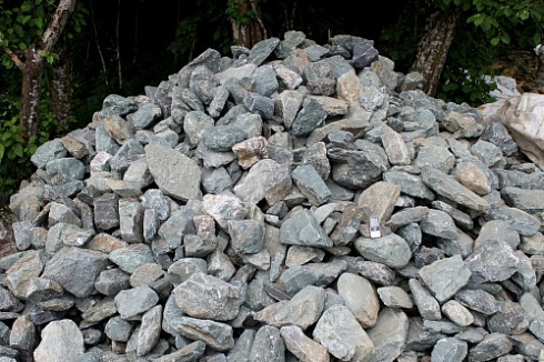 Kamenclub.ru: Гранит скальник (серо-зеленый) фр. 100-500 мм.  купить в Балашихе гранит зеленый, серый, салатовый крупный ландшафтный валун 6 000 руб/т   фото КАМЕНЬ КЛУБ