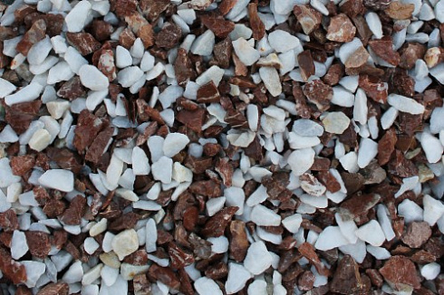 Kamenclub.ru: Мраморная крошка (щебень крошка микс: белый-розовый) фр. 10-20 мм.  купить в Балашихе мрамор белый, розовый каменный декоративный ландшафтный щебень 12000 руб/т   фото КАМЕНЬ КЛУБ