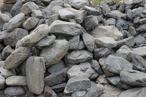 Kamenclub.ru: Гранит скальник (серо-зеленый) фр. 100-500 мм.  купить в Балашихе гранит зеленый, серый, салатовый крупный ландшафтный валун 6 000 руб/т   фото КАМЕНЬ КЛУБ