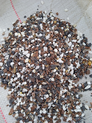 Kamenclub.ru: Мраморная крошка (щебень галтованный микс:белый-черный-розовый-медовый) фр.5-10 мм.  купить в Балашихе мрамор белый, медовый, черный, розовый мраморный галтованный щебень декоративный ландшафтный 15500 руб/т   фото КАМЕНЬ КЛУБ