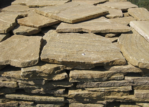 Kamenclub.ru: Песчаник пластушка желтый с рисунком (3 см)  купить в Балашихе песчаник желтый с рисунком, рыжий, желтый песчаник пластушка ландшафтная рваная 8 500 руб/м3   фото КАМЕНЬ КЛУБ