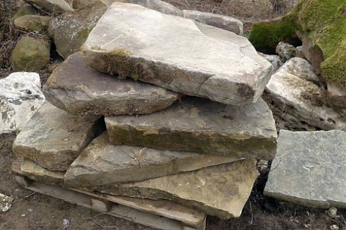 Kamenclub.ru: Песчаник плиты - плахи - пошаговые дорожки (фр. 70-150 мм)  купить в Балашихе песчаник серый бежевый желтый зеленый колотый песчаник строительный 6500 руб/т   фото КАМЕНЬ КЛУБ