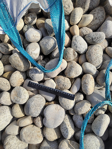 Kamenclub.ru: Галька речная окат (серо-белая) фр. 70-120 мм купить  в Балашихе галька галечник бело-серая, серо-белая, серая, белая речная природная галька  8000 руб/т   фото КАМЕНЬ КЛУБ