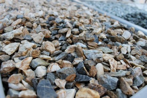 Kamenclub.ru: Мраморная крошка (щебень крошка медовый), фр. 10-20 мм.  купить в Балашихе песчаник бежевый, серый каменная ландшафтная крошка  12000 руб/т   фото КАМЕНЬ КЛУБ