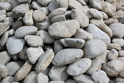 Kamenclub.ru: Бело-серый валунчик фр.100-300 мм.  купить в Балашихе крупный камень для ландшафта серый, белый бело-серый валун крупная галька 4500 руб/т   фото КАМЕНЬ КЛУБ